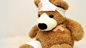 Teddybär mit Verband und Pflaster