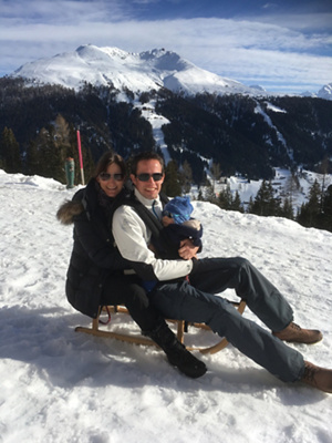 PD Dr. med. Thomas Suter beim Schlitteln mit der Familie