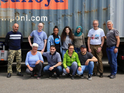 Team von "Volunteers for Humanity" vor Container