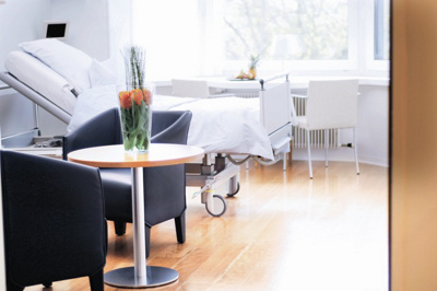 Aufnahme eines Zimmers der Klinik mit Rosenbouquet dekoriert