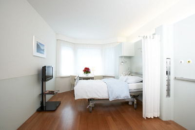 Aufnahme eines Zimmers welches mit einem Blumenstrauss dekoriert ist