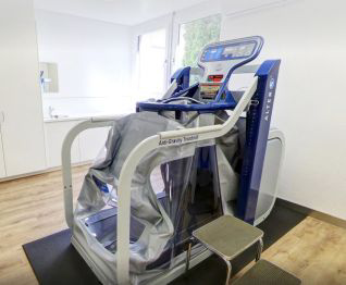 klinik-permanence-pyhsiotherapie-schwebelaufband