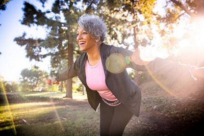 Brustzentrum Klinik St. Anna: Frau bewegt sich in der Natur, Bewegung bei Brustkrebs