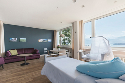 klinik-stanna-geburtswelt-familienzimmer-privat-sofa