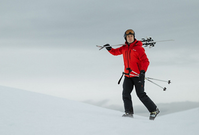 Markus läuft mit seinen Skis auf dem Schnee.