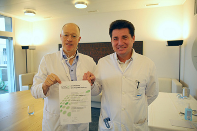 Prof. P. Dubsky (l) und Dr. med. M. Dressler (r) mit Zertifikat