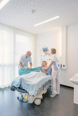 klinik-stanna-notfall-am-patientenbett-pflege-hell