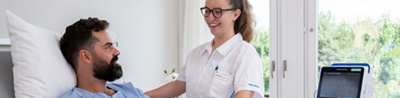 Guest Relation Mitarbeiterin empfängt Patientin