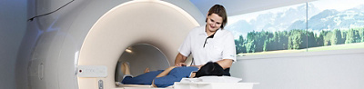 Klinik Stephanshorn, MRI-Untersuchung, Mitarbeiterin und Patientin