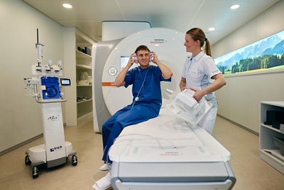 Radiologie - Patient mit Kopfhörer - Klinik Stephanshorn - Siemens MAGNETOM VIDA