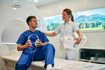 Patient und Radiologiefachperson Klinik SH - Siemens MAGNETOM VIDA
