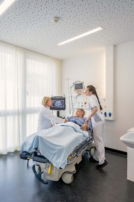 Personal vom Notfallzentrum führt Ultraschall bei einer Patientin durch