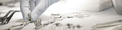 Hand welche OP-Instrumente bereit legt