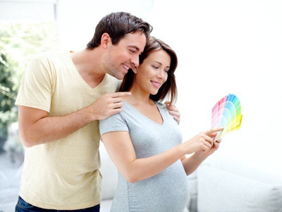 paar-sucht-farben-aus