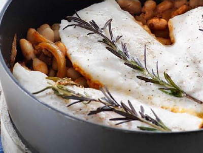 Mann trinkt Wasser beim Wandern