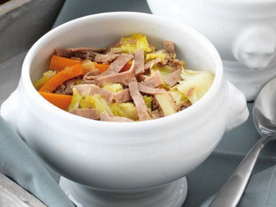 Mann trinkt Wasser beim Wandern