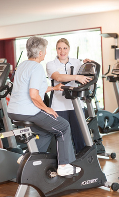 rapid_recovery_physiotherapie-patientin-auf-hometrainer