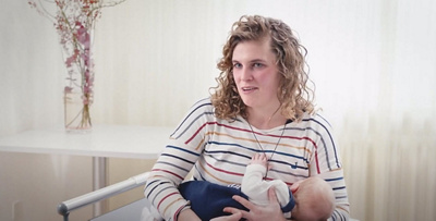 Junge Mutter mit Baby im Arm