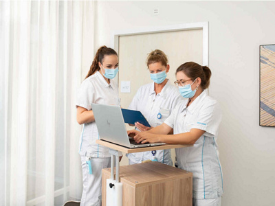 stanna-meggen-gespraech-pflege-gang-1