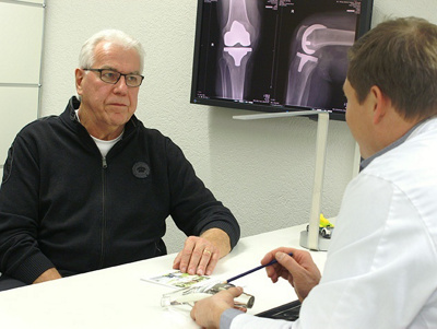 Fritz Ullmann im Gespräch mit seinem Arzt