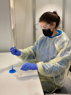 twt_frau-mit-roehrli