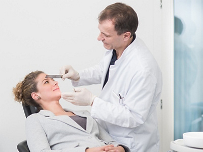 Arzt untersucht Patientin